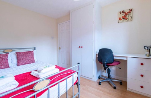 Castle Donington Apartment | 4 Bed House in Castle Donington (EMA) with parking