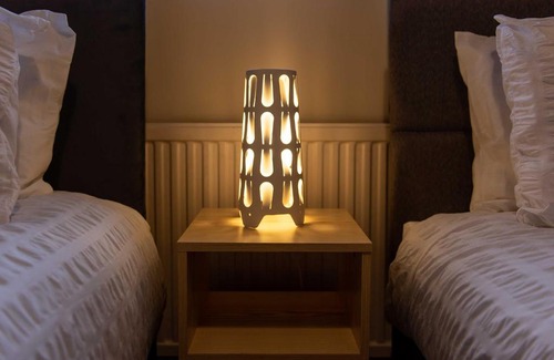 Castle Donington Apartment | 4 Bed House in Castle Donington (EMA) with parking