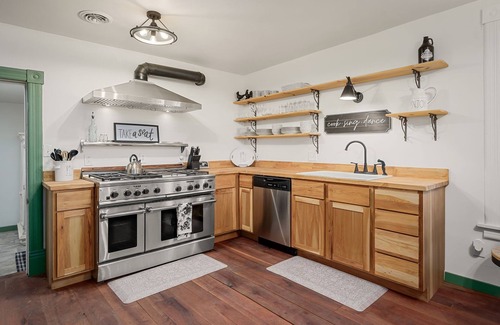Wentzville House | 4-bed house in Wentzville next to restaurants/event space/"Free food and drink"