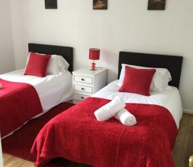 Basildon House | 4 Bed House next to Basildon Town Centre