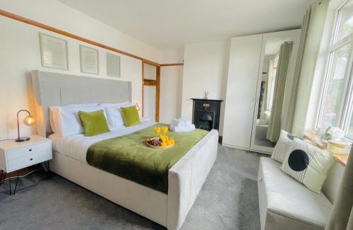 Luton House | 4-Bed House Sleeps 7 with Garden