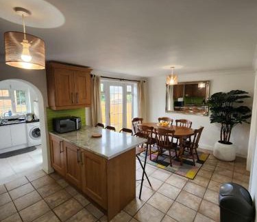 Buckingham House | 4 Bed House - Sleeps 8 - Parking - Garden - Wifi