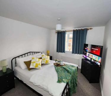 Buckingham House | 4 Bed House - Sleeps 8 - Parking - Garden - Wifi