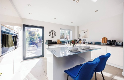Brunel House | 4 Bed House | Uxbridge | Free Parking | Sleeps 9 | Contractors | Families