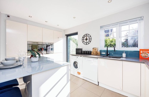 Brunel House | 4 Bed House | Uxbridge | Free Parking | Sleeps 9 | Contractors | Families