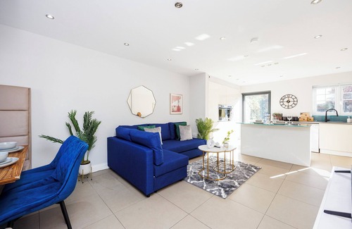Brunel House | 4 Bed House | Uxbridge | Free Parking | Sleeps 9 | Contractors | Families
