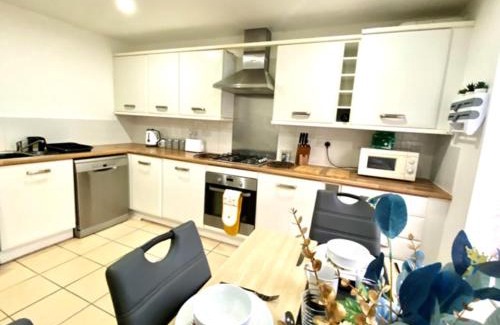 Rugby House | 4 Bed House with Driveway Parking for 2 Cars - Rugby - Sleeps 10!