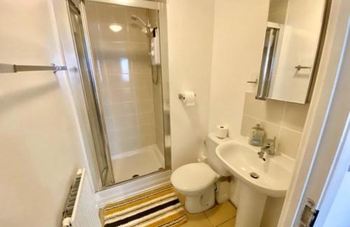 Rugby House | 4 Bed House with Driveway Parking for 2 Cars - Rugby - Sleeps 10!