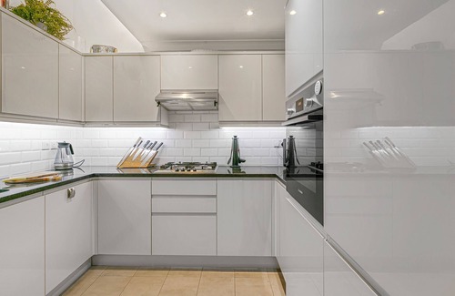 Brompton & Hans Town House | 4 Bed House with Gym - Hot Tub - Roof Terrace - Cinema Projector - Sleeps 8