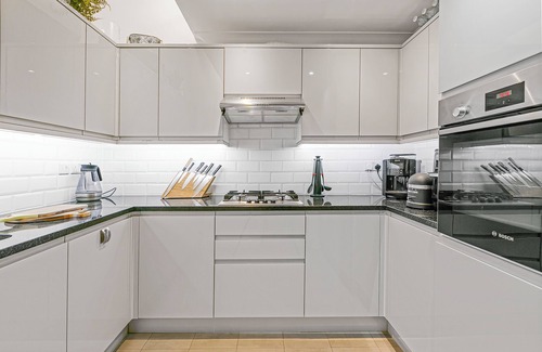 Brompton & Hans Town House | 4 Bed House with Gym - Hot Tub - Roof Terrace - Cinema Projector - Sleeps 8