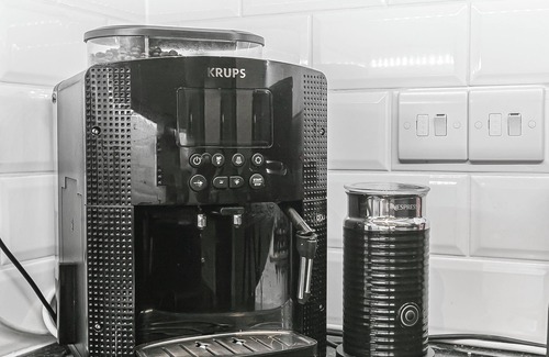 Brompton & Hans Town House | 4 Bed House with Gym - Hot Tub - Roof Terrace - Cinema Projector - Sleeps 8