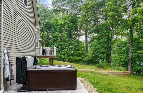Wallkill House | 4 Bed House with Hot Tub Near Hiking + Wineries