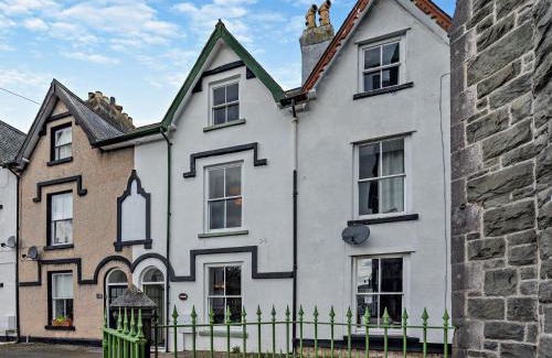 Bala House | 4 Bed in Bala 94665