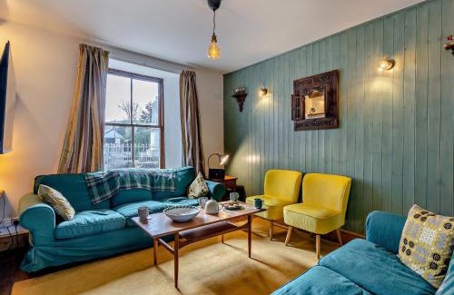 Bala House | 4 Bed in Bala 94665