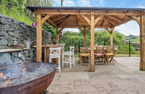 Brecon House | 4 Bed in Cray 82529