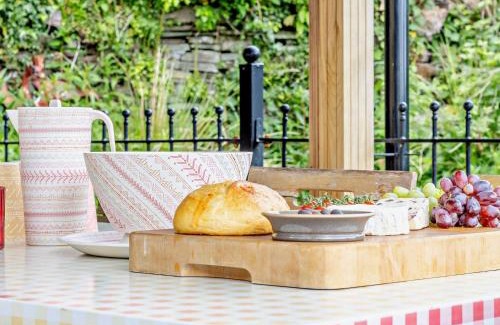 Brecon House | 4 Bed in Cray 82529