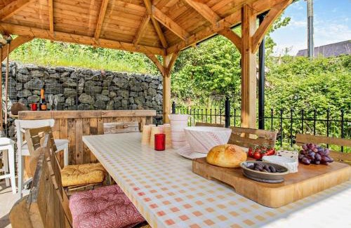 Brecon House | 4 Bed in Cray 82529