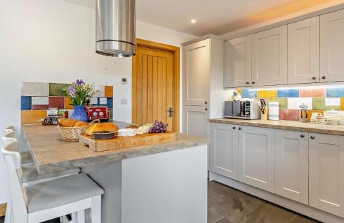Brecon House | 4 Bed in Cray 82529