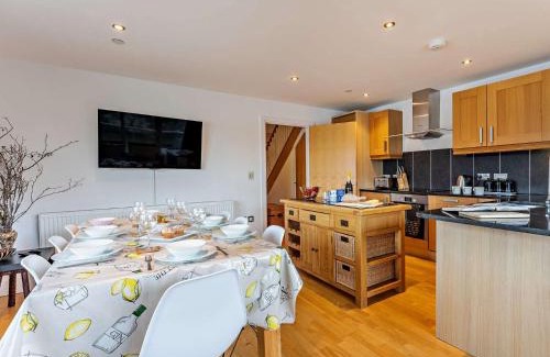 Whippingham House | 4 Bed in East Cowes 94556