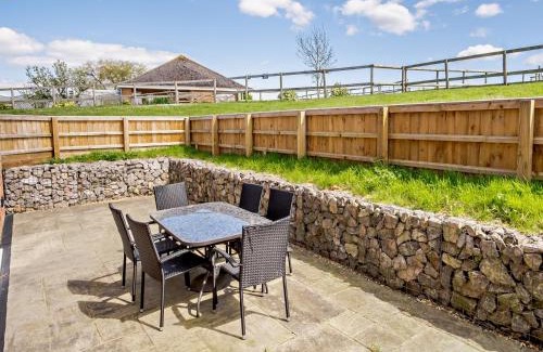 Newport House | 4 Bed in Newport 90249