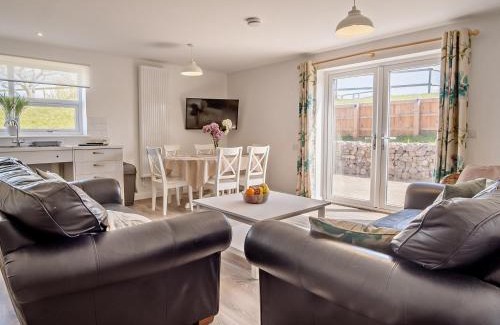 Newport House | 4 Bed in Newport 90249