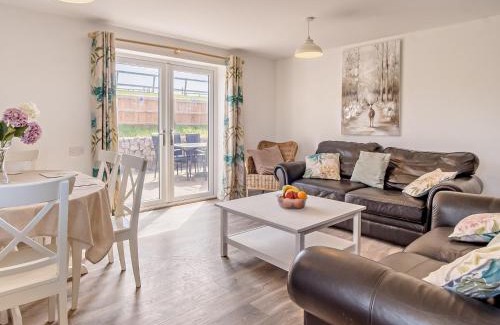 Newport House | 4 Bed in Newport 90249