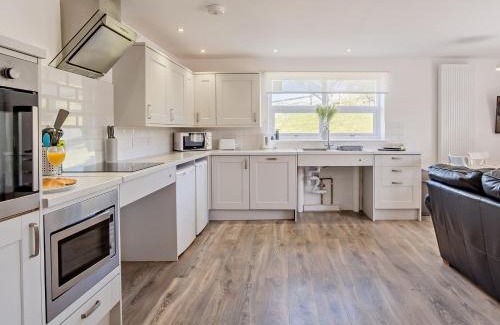 Newport House | 4 Bed in Newport 90249