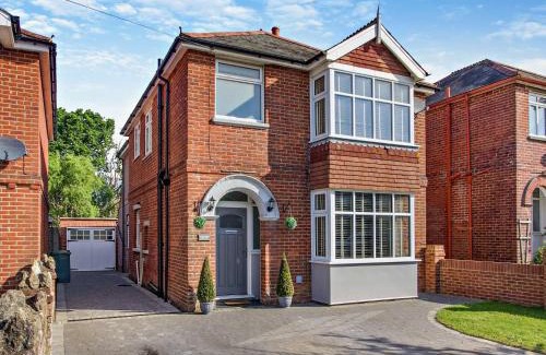 Ryde House | 4 Bed in Ryde 95058