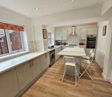 Northwich House | 4 Bed in the heart of Hartford