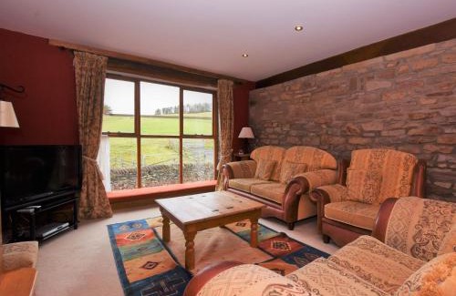 Combs House | 4 Bed in Whaley Bridge PK535