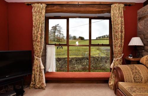 Combs House | 4 Bed in Whaley Bridge PK535