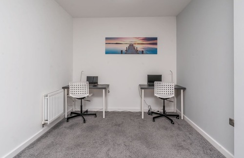 Fenny Stratford House | 4 Bed Large Family/ Contractor house