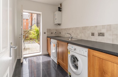 Fenny Stratford House | 4 Bed Large Family/ Contractor house