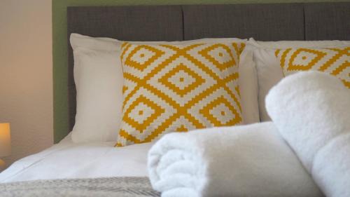 Neath Apartment | 4 Bed - Parking - Close to M4 - Ideal for Work