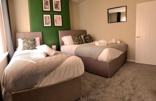 Port Talbot Apartment | 4 Bed - Parking - Near M4 - Ideal for Workers