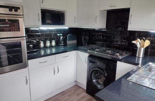 Wythenshawe House | 4-bed quiet cul de sac location with large secure off road parking for 4 cars