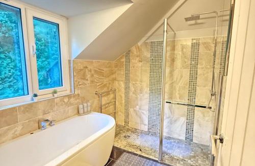 Bolton House | 4 Bed Retreat-Sleeps 7-Parking-Garden-Lake Views