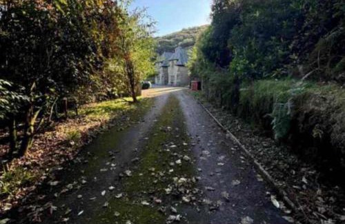 Bolton House | 4 Bed Retreat-Sleeps 7-Parking-Garden-Lake Views