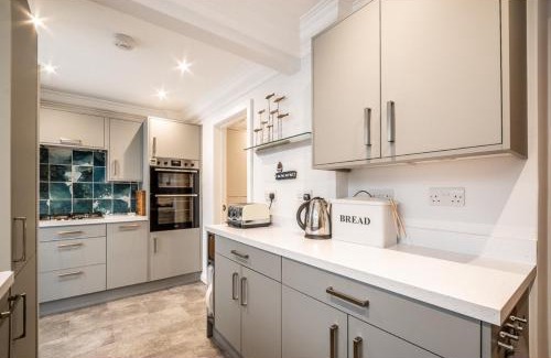 Ebford House | 4 Bed Retreat with Balcony & Estuary views