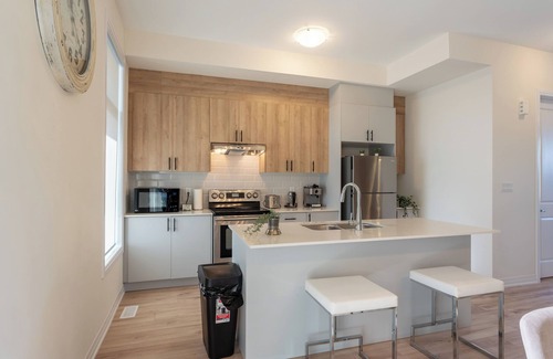 Richmond Hill House | 4 Bed Room Cozy Getaway in Richmond Hill
