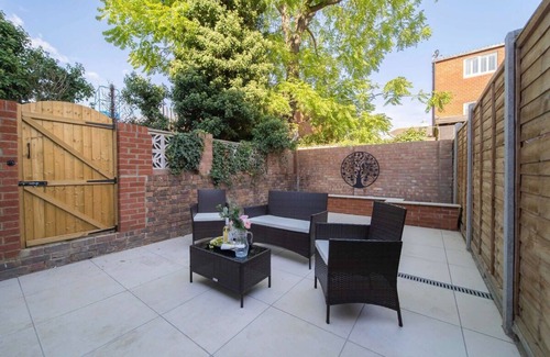 Ealing Common Apartment | 4 Bed Townhouse/Private Terrace/Parking