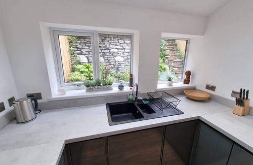 Aberbeeg House | 4 Bed Townhouse-Sleeps 7-Garden-Pets-Valley View