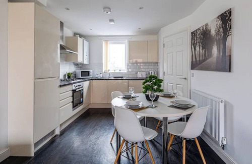 Liverpool House | 4 bed townhouse with rear garden and FREE parking