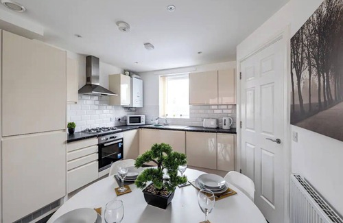Liverpool House | 4 bed townhouse with rear garden and FREE parking