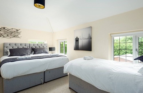 Stanton Drew House | 4 bed with Hot tub, games room.