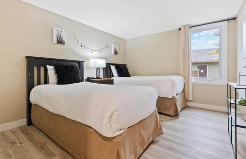 The Blue Mountains House | 4 Bedrm Blue Mtn Condo w Sauna on Golf Course