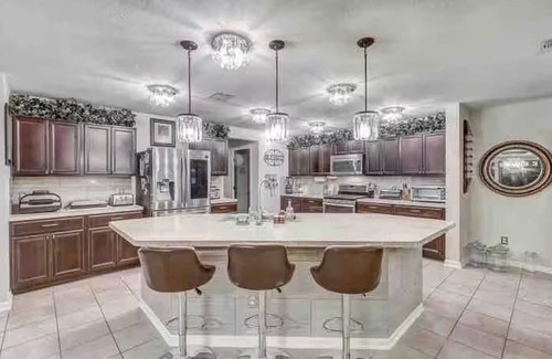 Houston House | 4 Bedroom/2 1/2 bath pleasant house with AC in vibrant Houston