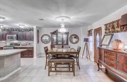 Houston House | 4 Bedroom/2 1/2 bath pleasant house with AC in vibrant Houston