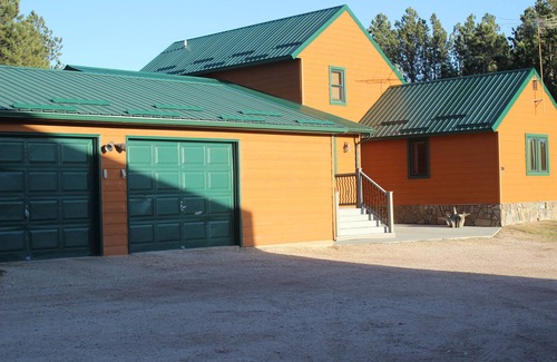 Custer House | 4 bedroom, 2 3/4 bath home, pet friendly home. Sleeps 8 adults comfortably