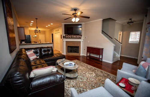 Oxford Condo | 4 BEDROOM 2.5 BATH CLOSE TO CAMPUS AND THE SQUARE.